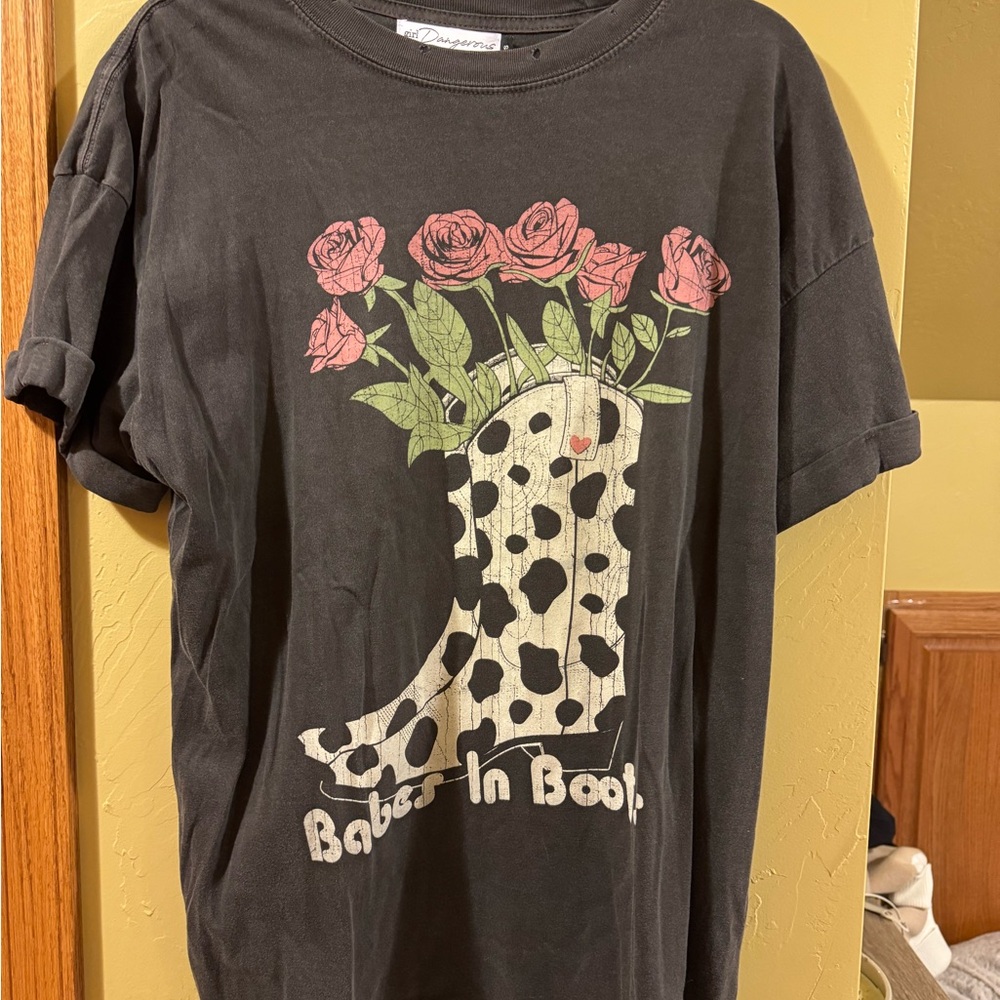 NWT babes in boots graphic tee sz small